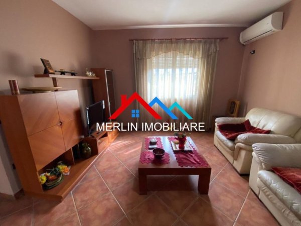 Tirane, jepet me qera apartament 2+1+Ballkon Kati 5, 100 m² 590 € (ALI DEMI)