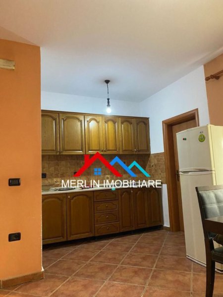 Tirane, jepet me qera apartament 2+1+Ballkon Kati 5, 100 m² 590 € (ALI DEMI)