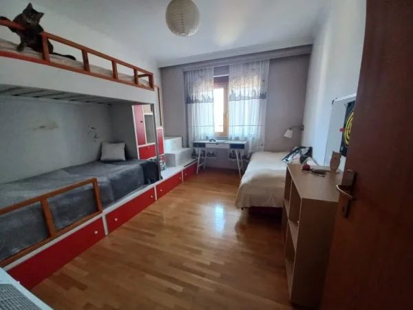 Tirane, shes apartament 3+1+Ballkon Kati 8, 143 m² 300.000 € (shkolla baletit)