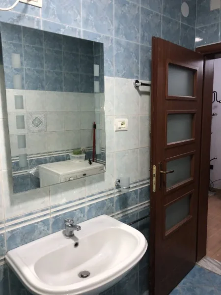 Tirane, jepet me qera apartament 1+1 Kati 2, 60 m² 660 € (afer kastratit)