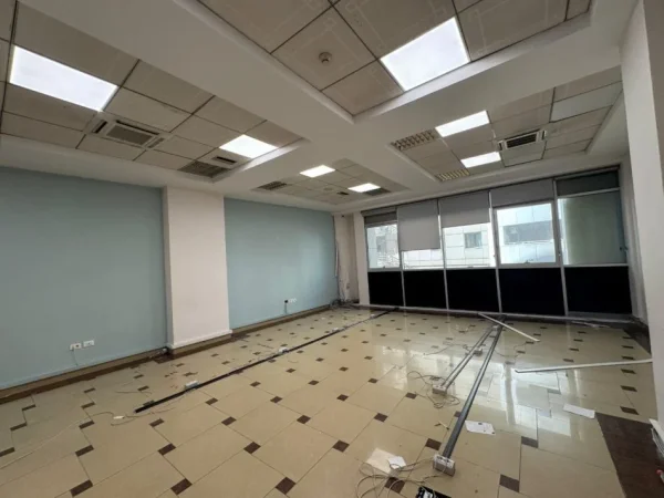 Tirane, jepet me qera ambjent biznesi Kati 2, 100 m² 900 € (barrikada)