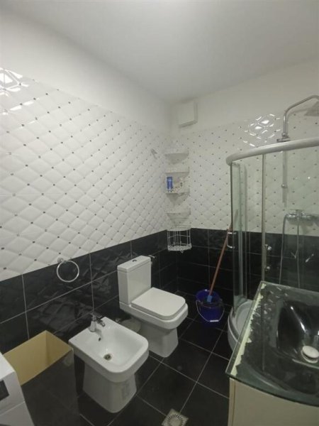 Tirane, jepet me qera apartament 1+1+Ballkon Kati 1, 67 m² 500 € (LIQENI I THATE PAS RESTORANT KAPITEN MIRZOTI)