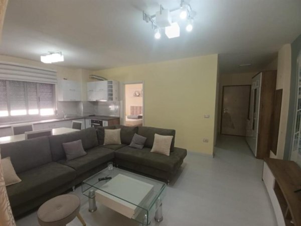 Tirane, jepet me qera apartament 1+1+Ballkon Kati 1, 67 m² 500 € (LIQENI I THATE PAS RESTORANT KAPITEN MIRZOTI)