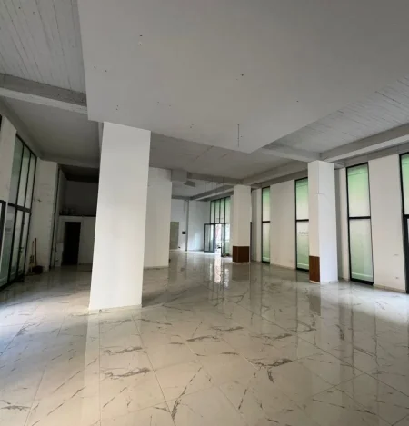 Tirane, jepet me qera ambjent biznesi Kati 0, 200 m² 2.500 € (pallati me shigjeta)
