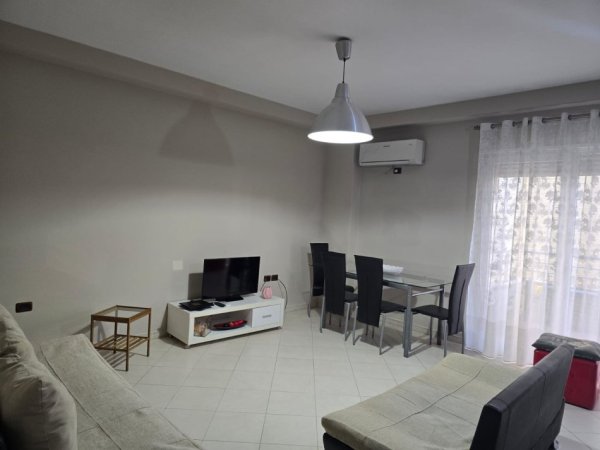 Tirane, jepet me qera apartament 2+1+Ballkon Kati 2, 100 m² 600 € (Rruga Kodra e Diellit)