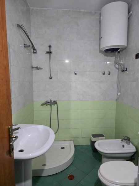 Tirane, jepet me qera apartament 2+1+Ballkon Kati 2, 100 m² 600 € (Rruga Kodra e Diellit)