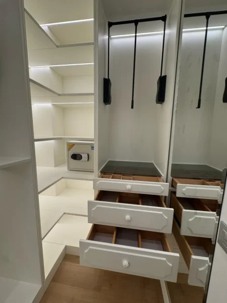 Tirane, shes apartament 2+1+Ballkon Kati 4, 100 m² 280.000 € (zogu zi afer Ring Center)