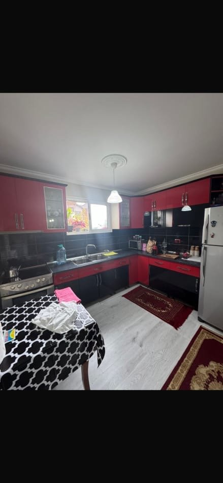 Tirane, jepet me qera apartament 1+1+parkim Kati 1, 70 m² 550 € (Bar Votra, Kryqzimi i Brrylit)
