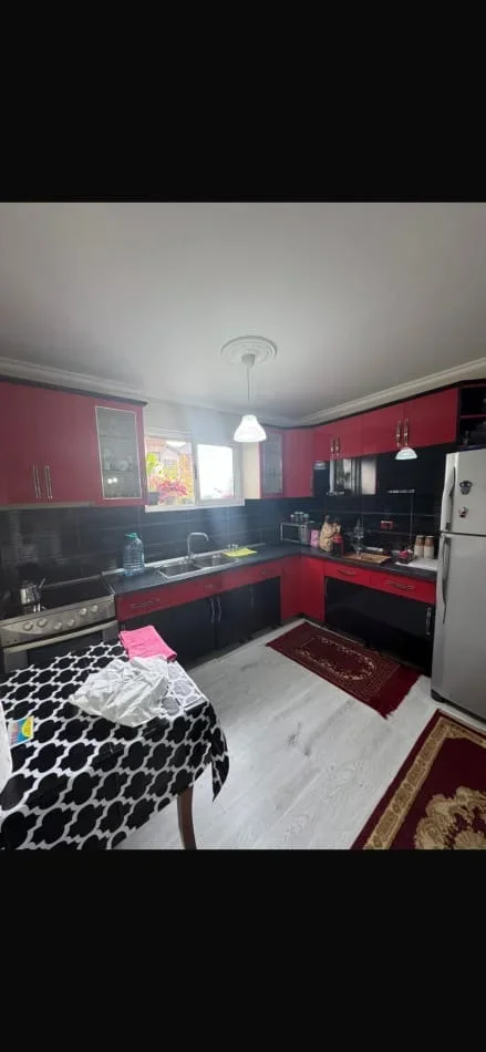 Tirane, jepet me qera apartament 1+1+parkim Kati 1, 70 m² 550 € (Bar Votra, Kryqzimi i Brrylit)