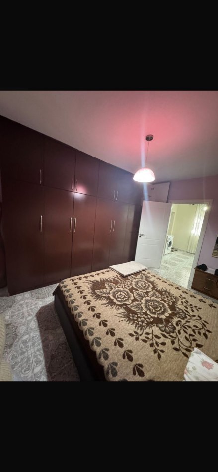 Tirane, jepet me qera apartament 1+1+parkim Kati 1, 70 m² 550 € (Bar Votra, Kryqzimi i Brrylit)