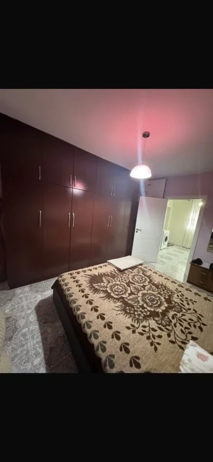 Tirane, jepet me qera apartament 1+1+parkim Kati 1, 70 m² 550 € (Bar Votra, Kryqzimi i Brrylit)