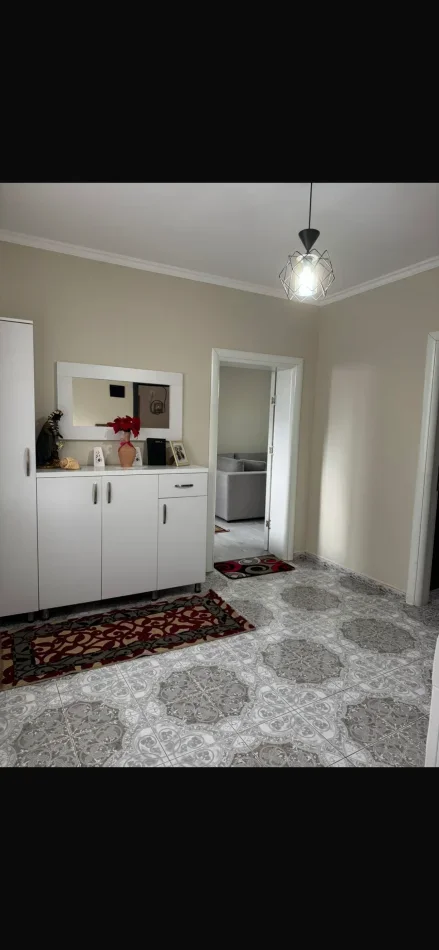 Tirane, jepet me qera apartament 1+1+parkim Kati 1, 70 m² 550 € (Bar Votra, Kryqzimi i Brrylit)