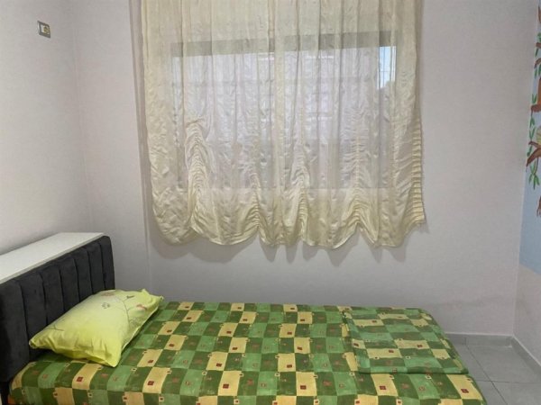 Tirane, jepet me qera apartament 3+1 Kati 2, 500 € 
