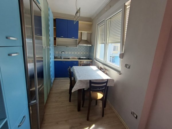 Tirane, jepet me qera apartament 1+1 Kati 13, 550 € (ish ekspozita)