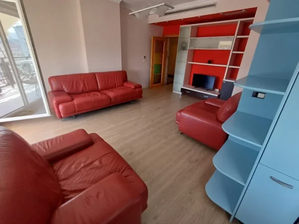 Tirane, jepet me qera apartament 1+1 Kati 13, 550 € (ish ekspozita)