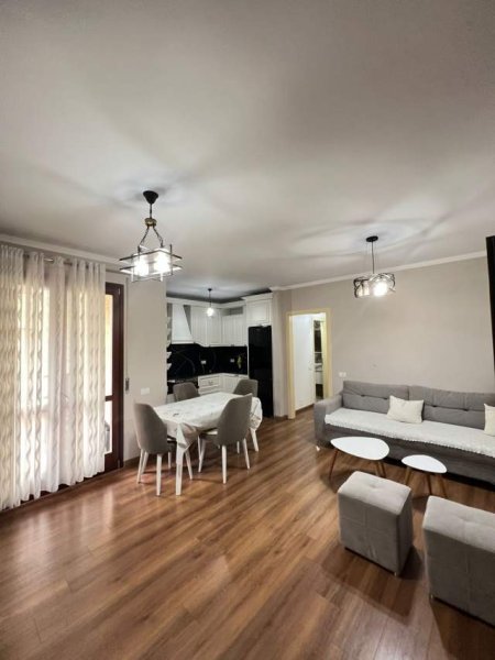 Tirane, jepet me qera apartament 2+1 550 Euro (kopshti botanik)