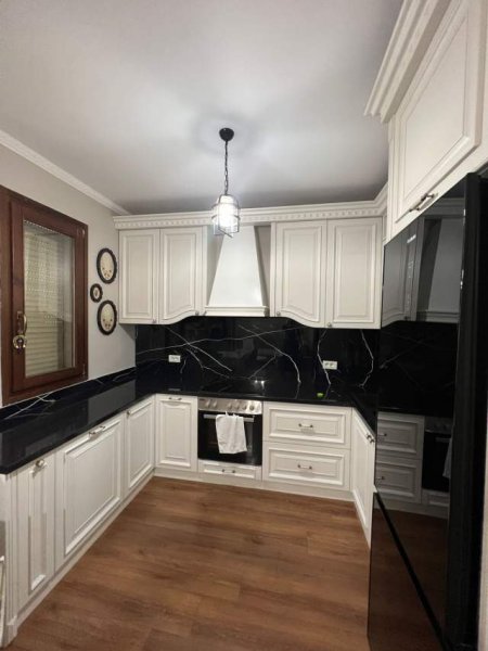 Tirane, jepet me qera apartament 2+1 550 Euro (kopshti botanik)