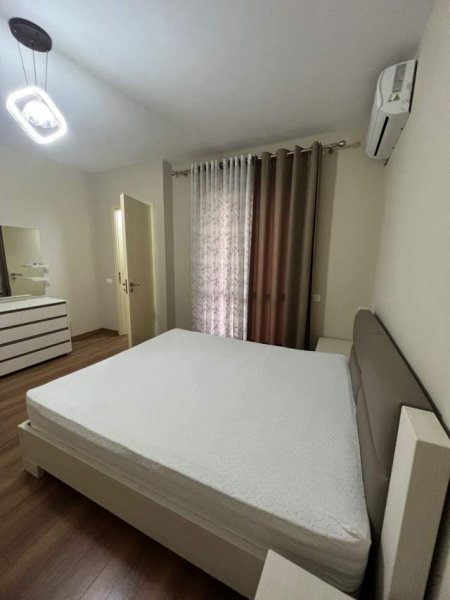 Tirane, jepet me qera apartament 2+1 550 Euro (kopshti botanik)