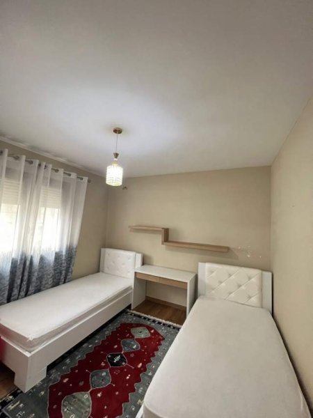 Tirane, jepet me qera apartament 2+1 550 Euro (kopshti botanik)