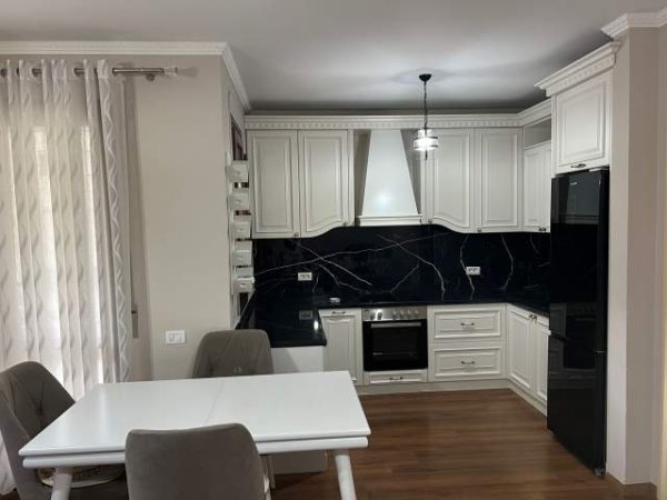 Tirane, jepet me qera apartament 2+1 550 Euro (kopshti botanik)