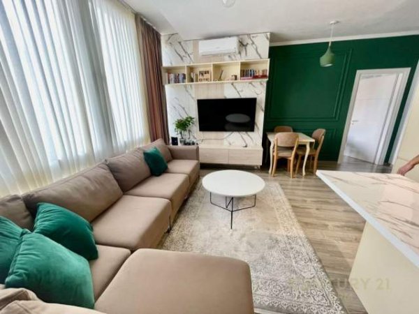 Tirane, jepet me qera apartament 2+1 600 Euro (Komuna e Parisit)