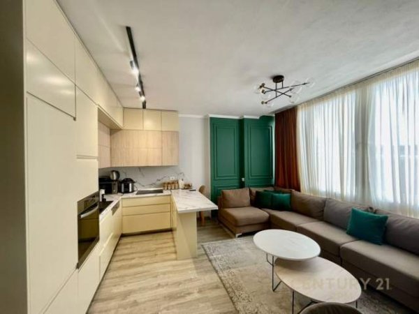 Tirane, jepet me qera apartament 2+1 600 Euro (Komuna e Parisit)