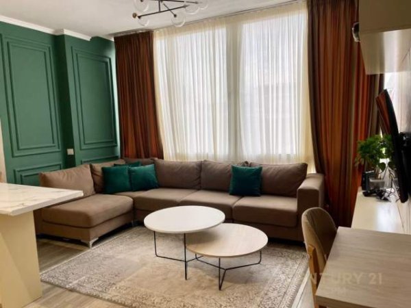Tirane, jepet me qera apartament 2+1 600 Euro (Komuna e Parisit)