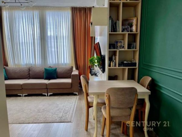 Tirane, jepet me qera apartament 2+1 600 Euro (Komuna e Parisit)