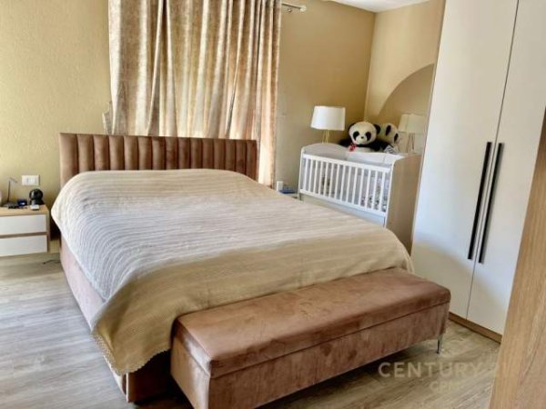 Tirane, jepet me qera apartament 2+1 600 Euro (Komuna e Parisit)