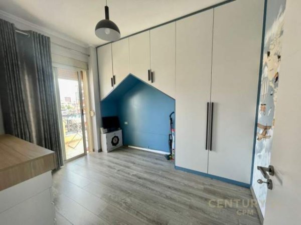 Tirane, jepet me qera apartament 2+1 600 Euro (Komuna e Parisit)