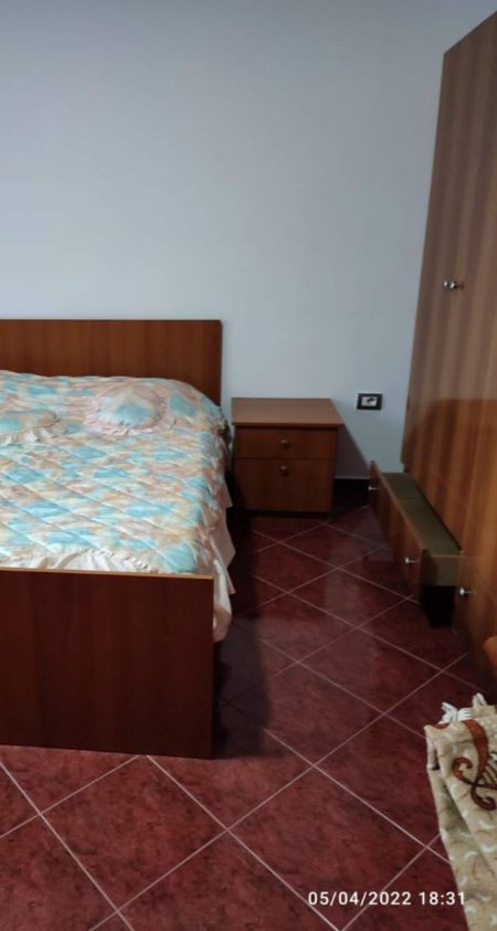 Tirane, jepet me qera garsonier 1+1 Kati 4, 40 m² 22.000 Leke (Pran Gjimnazit Andon Zako Cajupi)