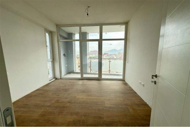 Tirane, jepet me qera zyre Kati 6, 88 m² 1.000 Euro (Tish Dahia)