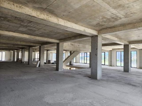 Tirane, jepet me qera magazine Kati 3, 6.600 m² 34.000 Euro (Autostrada Tirane-Durres)