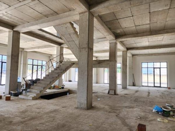 Tirane, jepet me qera magazine Kati 3, 6.600 m² 34.000 Euro (Autostrada Tirane-Durres)