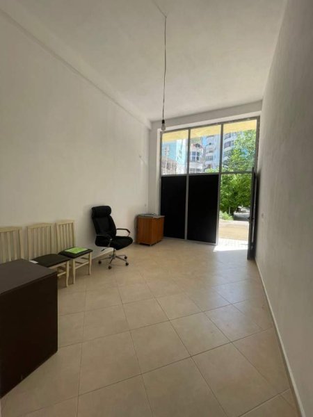 Tirane, jepet me qera ambjent biznesi Kati 0, 25 m² 180 Euro (Don Bosko)