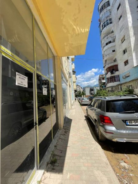 Tirane, jepet me qera ambjent biznesi Kati 0, 25 m² 180 Euro (Don Bosko)