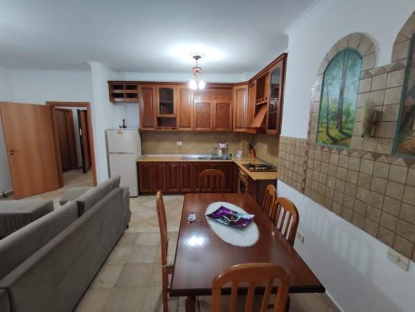 Tirane, jepet me qera apartament 2+1+BLK Kati 3, 130 m² 600 Euro (ngjitur me kafe Europa)