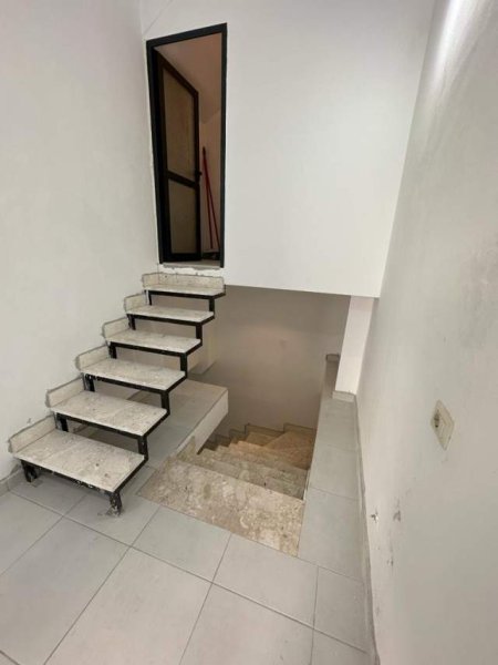 Tirane, jepet me qera dyqan Kati 0, 40 m² 23.000 Leke (Rr tre deshmoret)