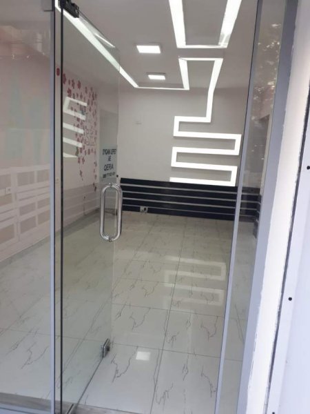 Tirane, jepet me qera dyqan Kati 0, 30 m² 30.000 Leke (Xhanfize Keko)