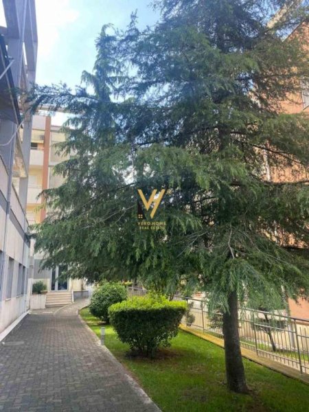 Tirane, jepet me qera apartament 3+1+A+BLK Kati 3, 180 m² 1.400 Euro (teg)