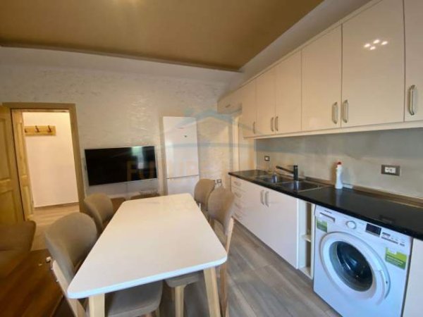 Tirane, jepet me qera apartament 2+1 Kati 1, 80 m² 350 Euro
