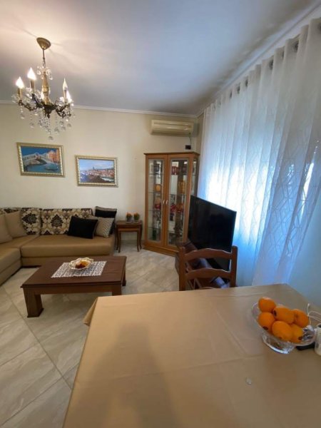 Tirane, shes apartament 1+1 Kati 5, 72.000 Euro (Rruga Ferit Xhajko)
