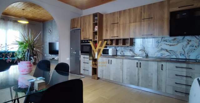 Tirane, shitet Vile 3 Katshe Kati 1, 300 m² 268.000 Euro (YZBERISHT)