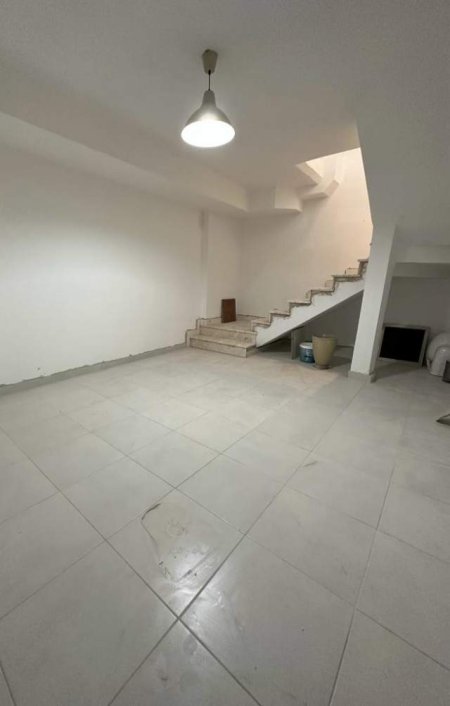 Tirane, jepet me qera dyqan Kati 0, 40 m² 23.000 Leke (Rr tre deshmoret)