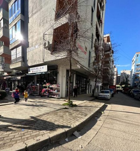 Tirane, jepet me qera dyqan Kati 0, 40 m² 23.000 Leke (Rr tre deshmoret)