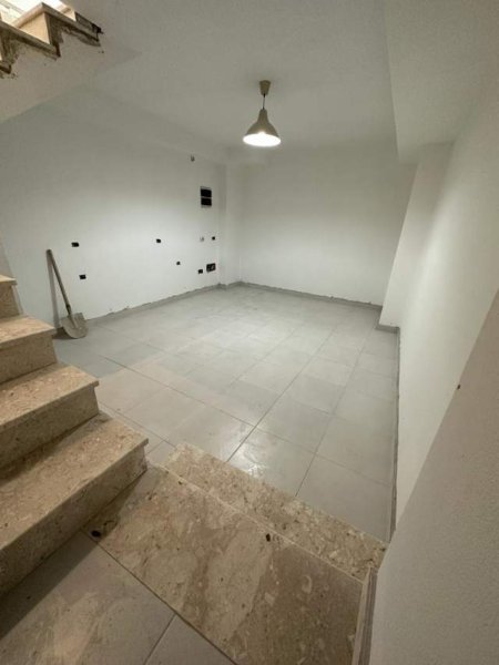 Tirane, jepet me qera dyqan Kati 0, 40 m² 23.000 Leke (Rr tre deshmoret)