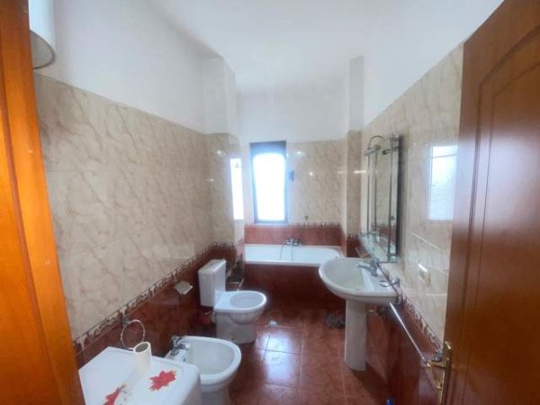 Durres, jepet me qera apartament 2+1+A+BLK 120 m² 270 Euro (QENDER)