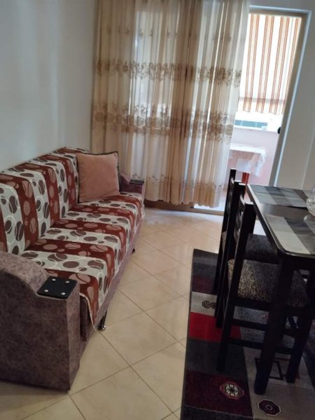 Durres, jepet me qera apartament Kati 3, 65 m² 50 Euro (Rruga e plazhit, Golem)