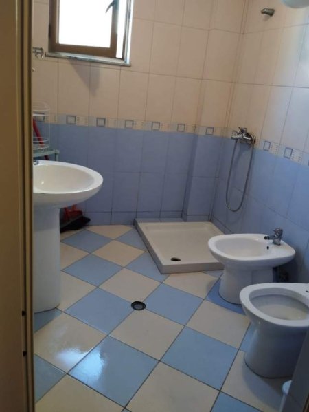 Durres, jepet me qera apartament Kati 3, 65 m² 50 Euro (Rruga e plazhit, Golem)