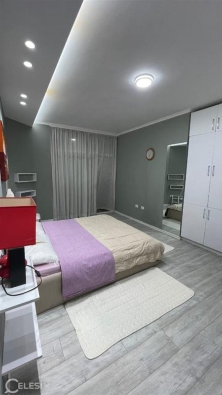 Tirane, jepet me qera apartament 1+1+Ballkon Kati 4, 75 m² 650 € (Komuna e Parisit)